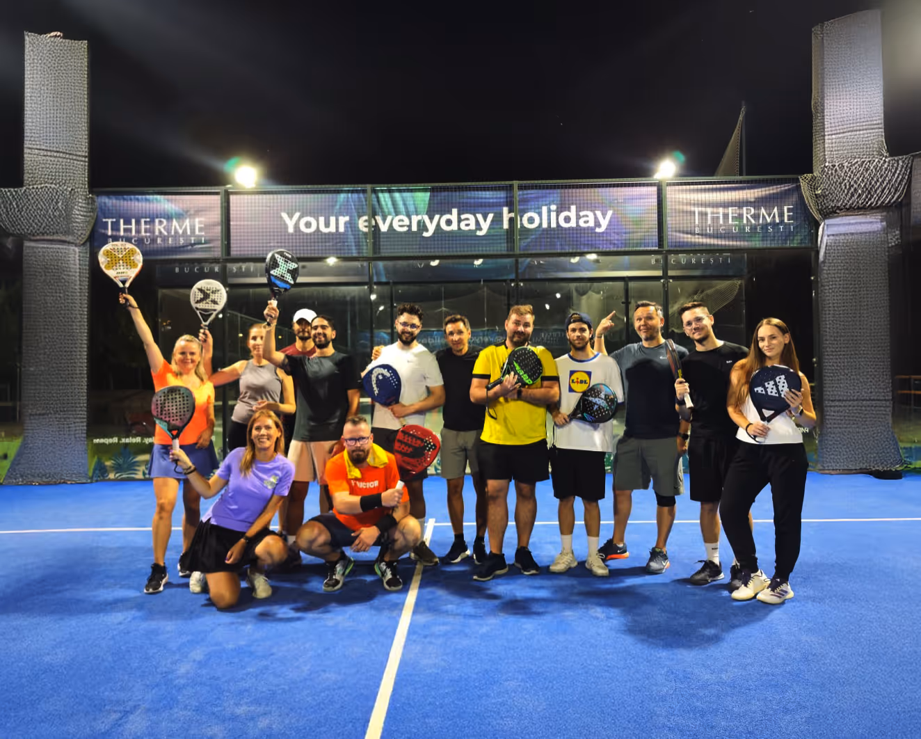 Grup mare de jucători pe un teren PADELMANIA Herăstrău