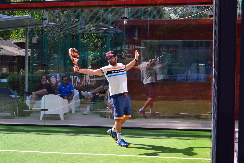 Jucător bucuros pe terenul verde de la PADELMANIA Herăstrău