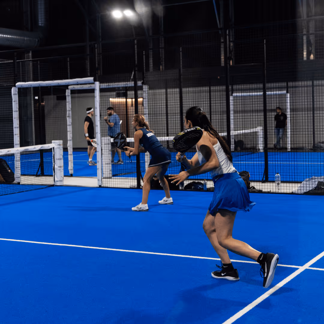 Meci pe terenurile indoor de la PADELMANIA Tunari