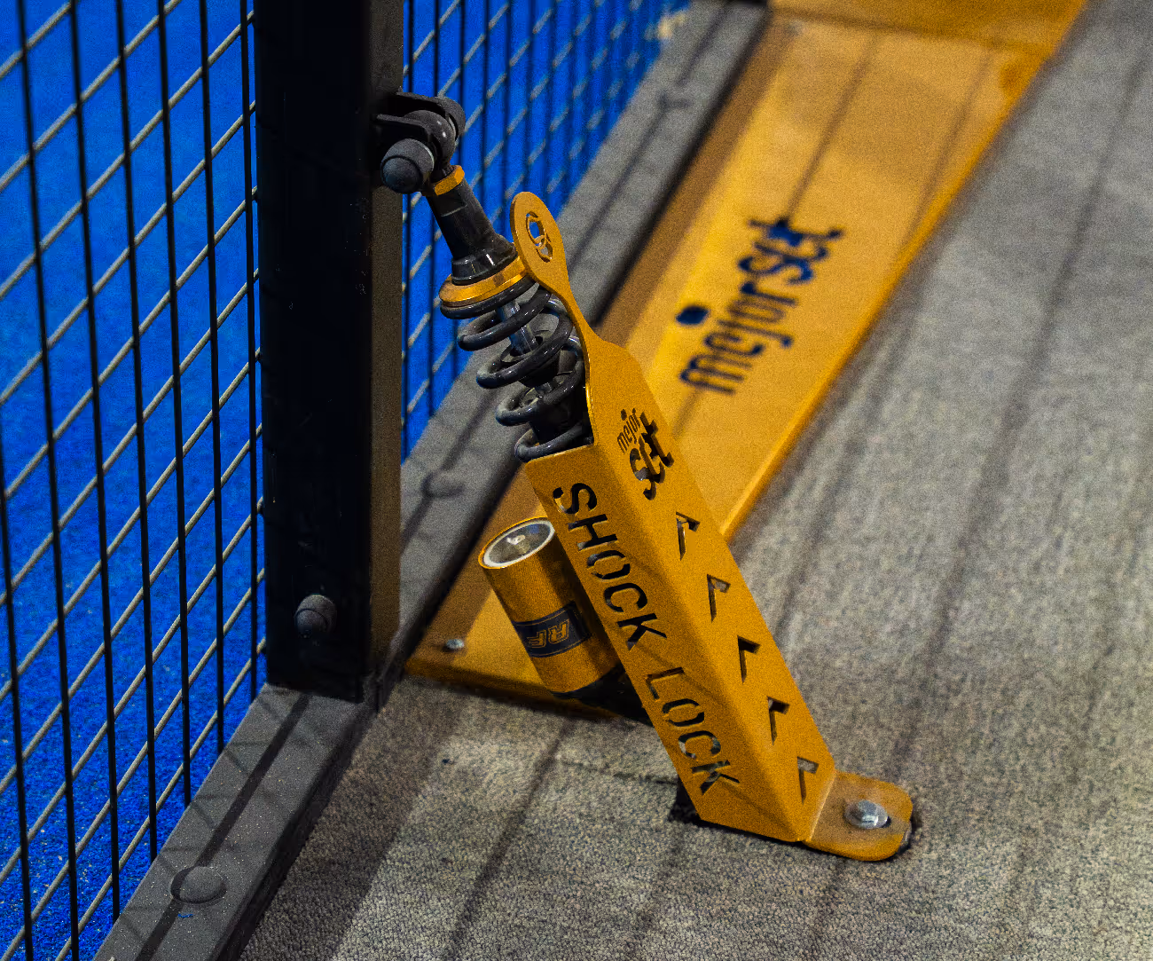 Detaliu ShockLock pe un teren MejorSet