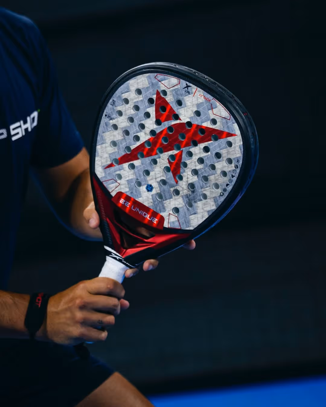 Rachetă Drop Shot în mâna unui jucător PADELMANIA