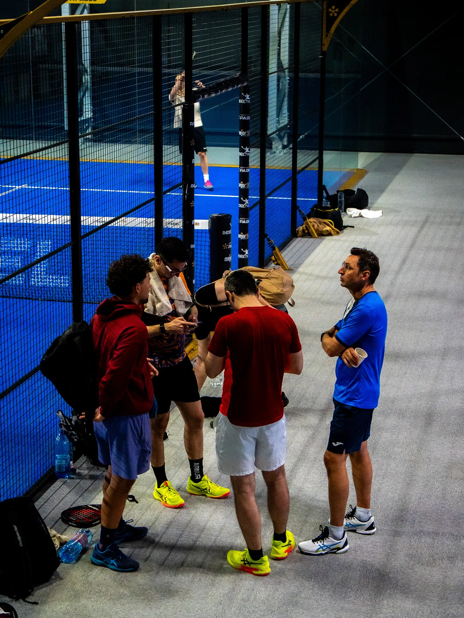 Jucători PADELMANIA discutând lângă teren