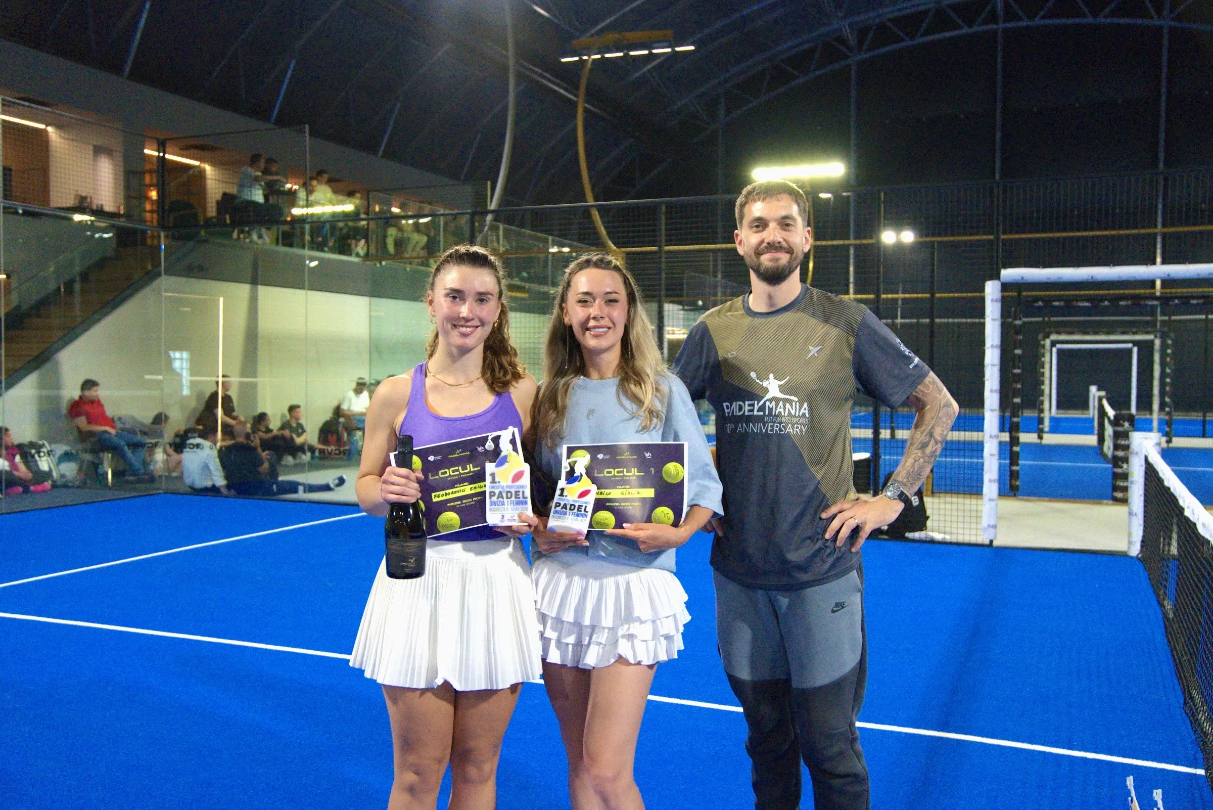 Câștigătoarele Diviziei 1 feminin, cu diplome, alături de un membru al echipei PADELMANIA, la Tunari
