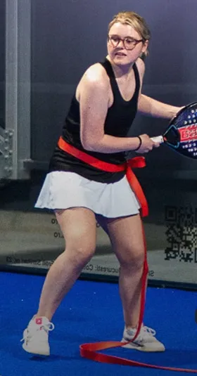 Participant la SinglesPlay pe terenul de padel, într-un joc în doi