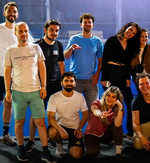 Grup de participanți la o ediție SinglesPlay, pe terenul de padel