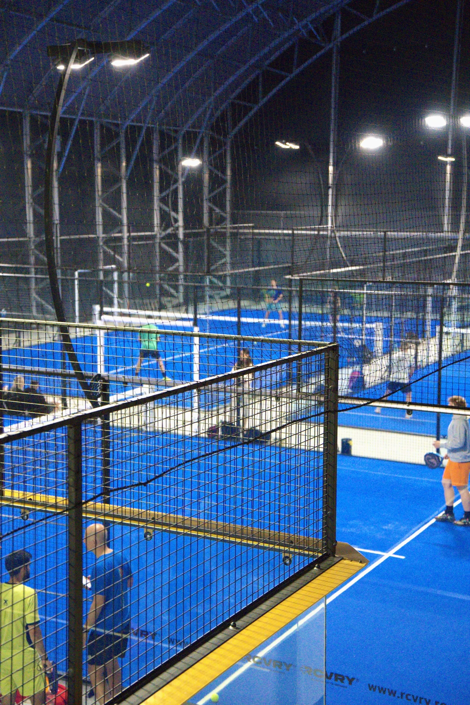 Meciuri de turneu pe terenurile indoor PADELMANIA Tunari, văzute de pe mezanin