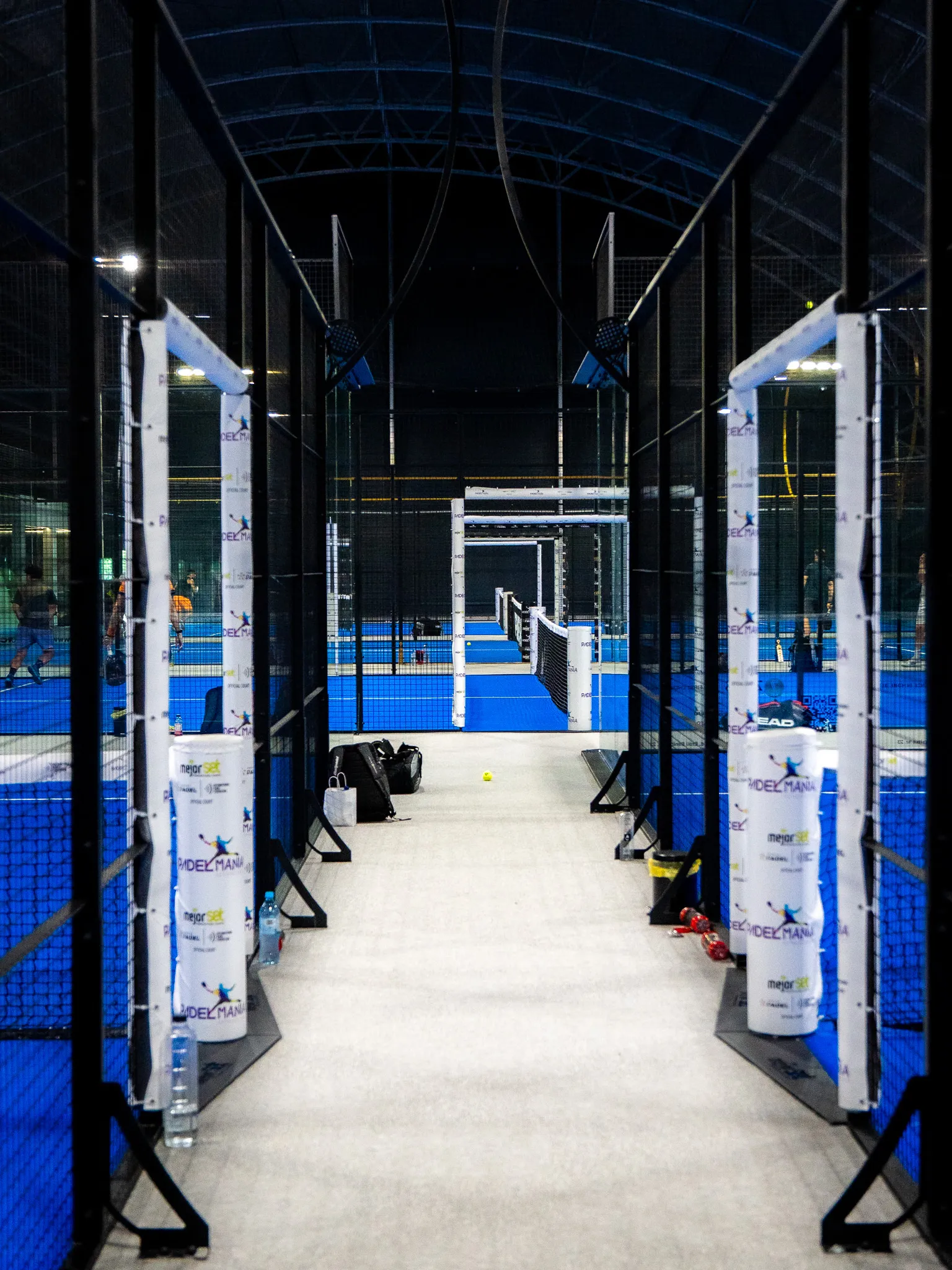 Culoarul dintre terenurile de padel indoor de la PADELMANIA Tunari