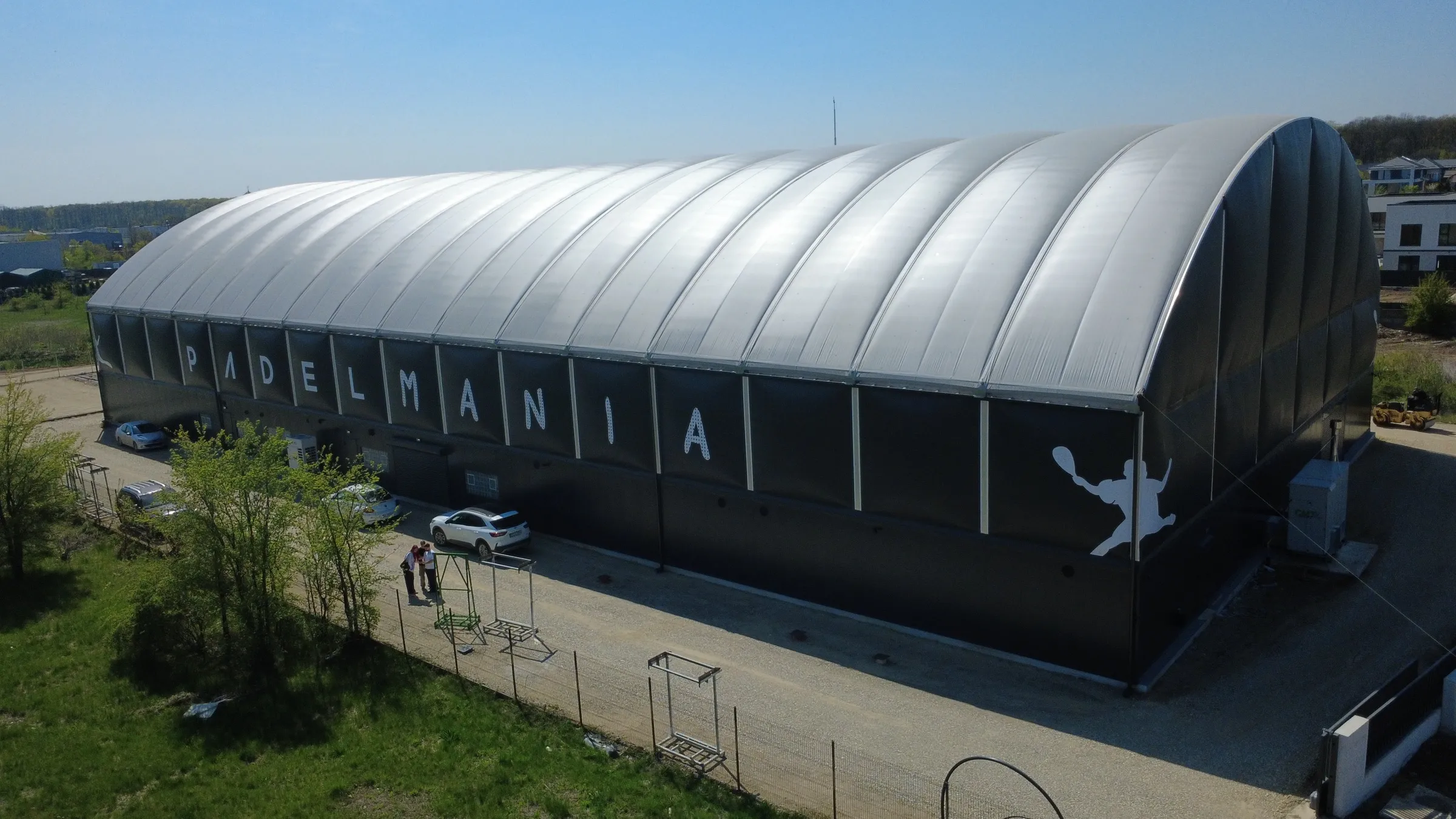 Clădirea PADELMANIA Tunari, cu domul alb, văzută din dronă