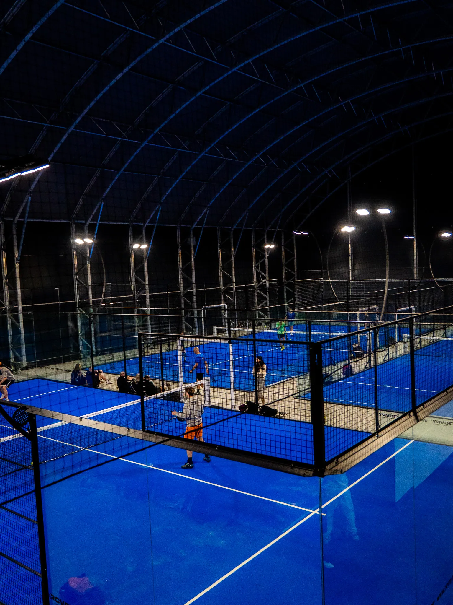 Terenurile de padel indoor sub domul PADELMANIA Tunari, iluminate seara