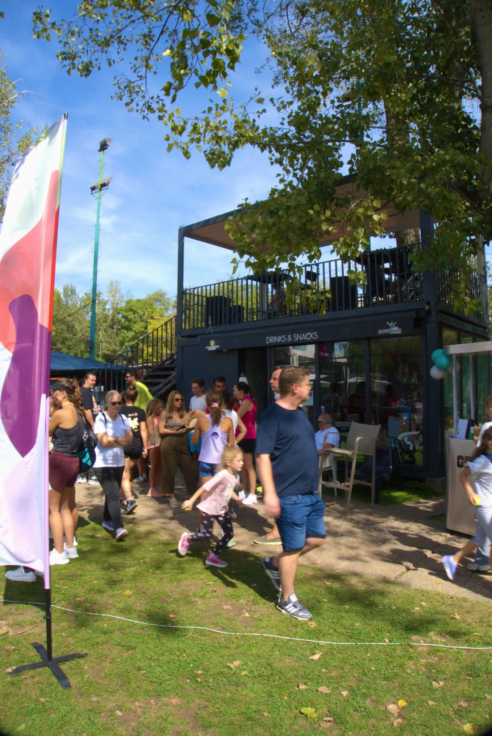 Oameni pe terasa în aer liber de la PADELMANIA Herăstrău