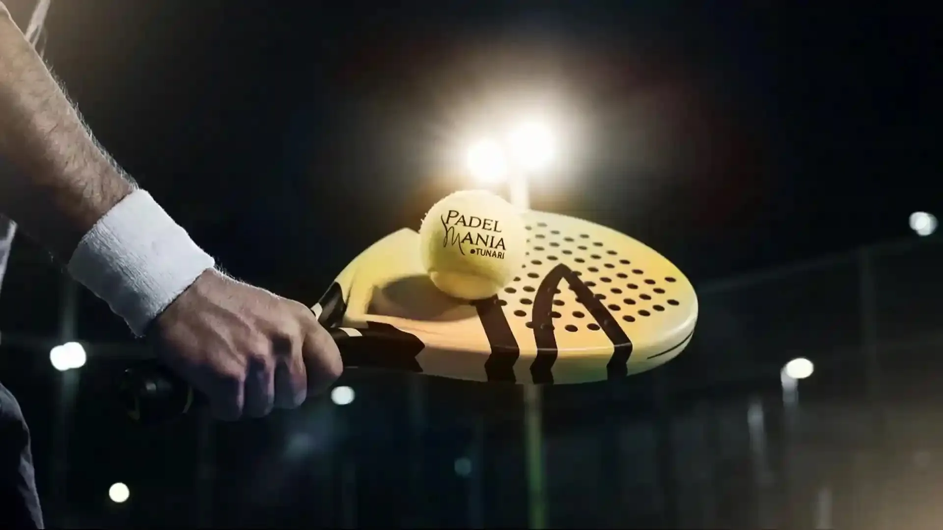 O rachetă de padel lovește o minge PADELMANIA Tunari spre cameră