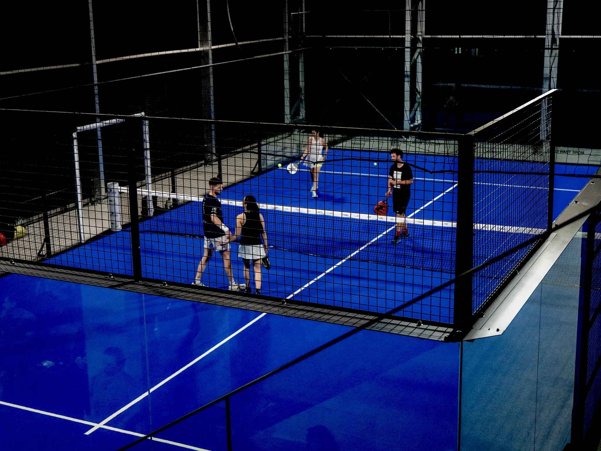 Meci de dublu pe un teren de padel indoor de la PADELMANIA Tunari, văzut de la etaj