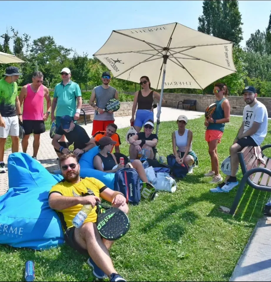 Jucători PADELMANIA la povești pe iarbă și pe pufuri, la clubul din ParkLake