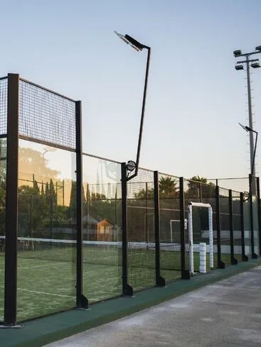 Teren de padel V-Pro Classic în aer liber, cu gazon verde și structură metalică neagră