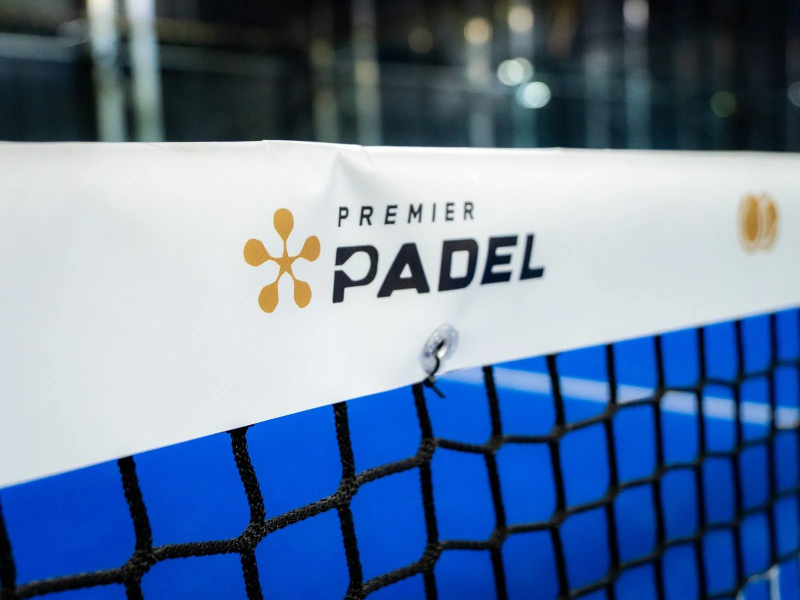 Banda fileului cu sigla Premier Padel pe un teren MejorSet de la PADELMANIA Tunari