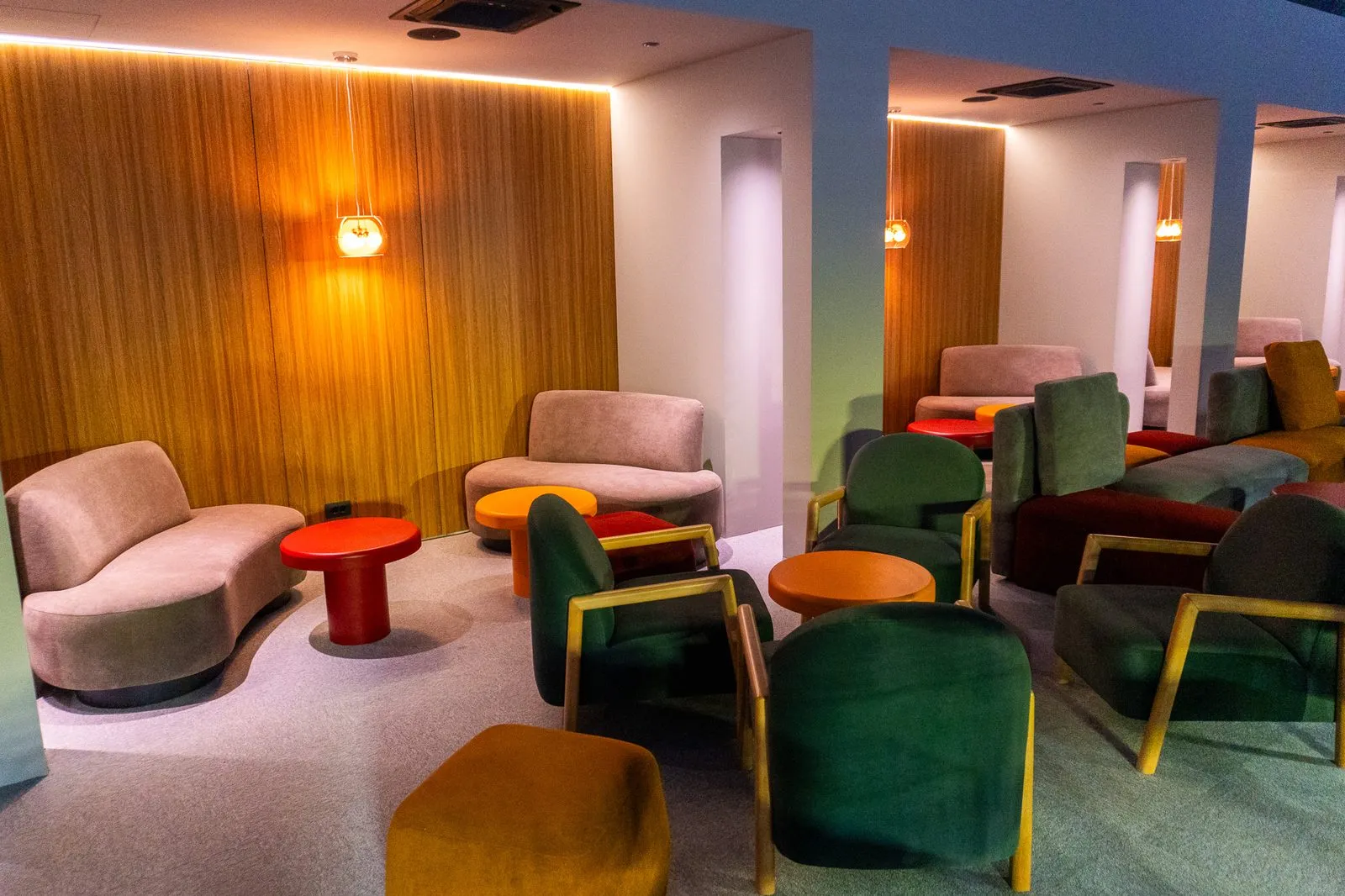 Lounge-ul de la etaj din PADELMANIA Tunari, cu canapele și fotolii din catifea, potrivit pentru o întâlnire de lucru