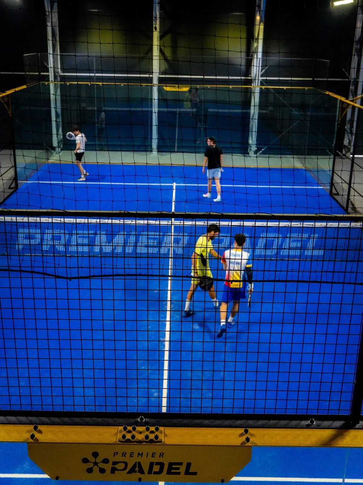 Joc pe terenul Premier Padel de la PADELMANIA Tunari