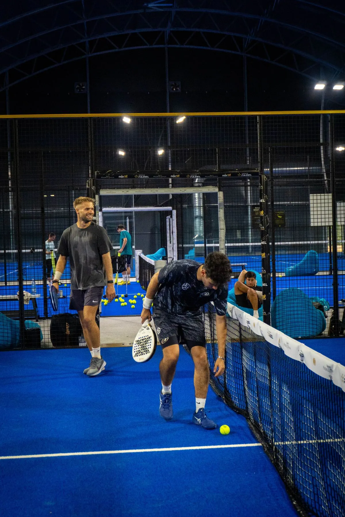 Jucători la antrenament pe terenul indoor de la PADELMANIA Tunari