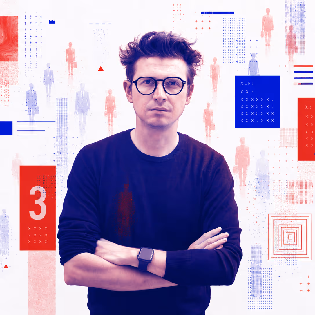 Portrait de Denis Kataev, bras croisés, pull sombre, devant des silhouettes de passants parisiens en bichromie tricolore