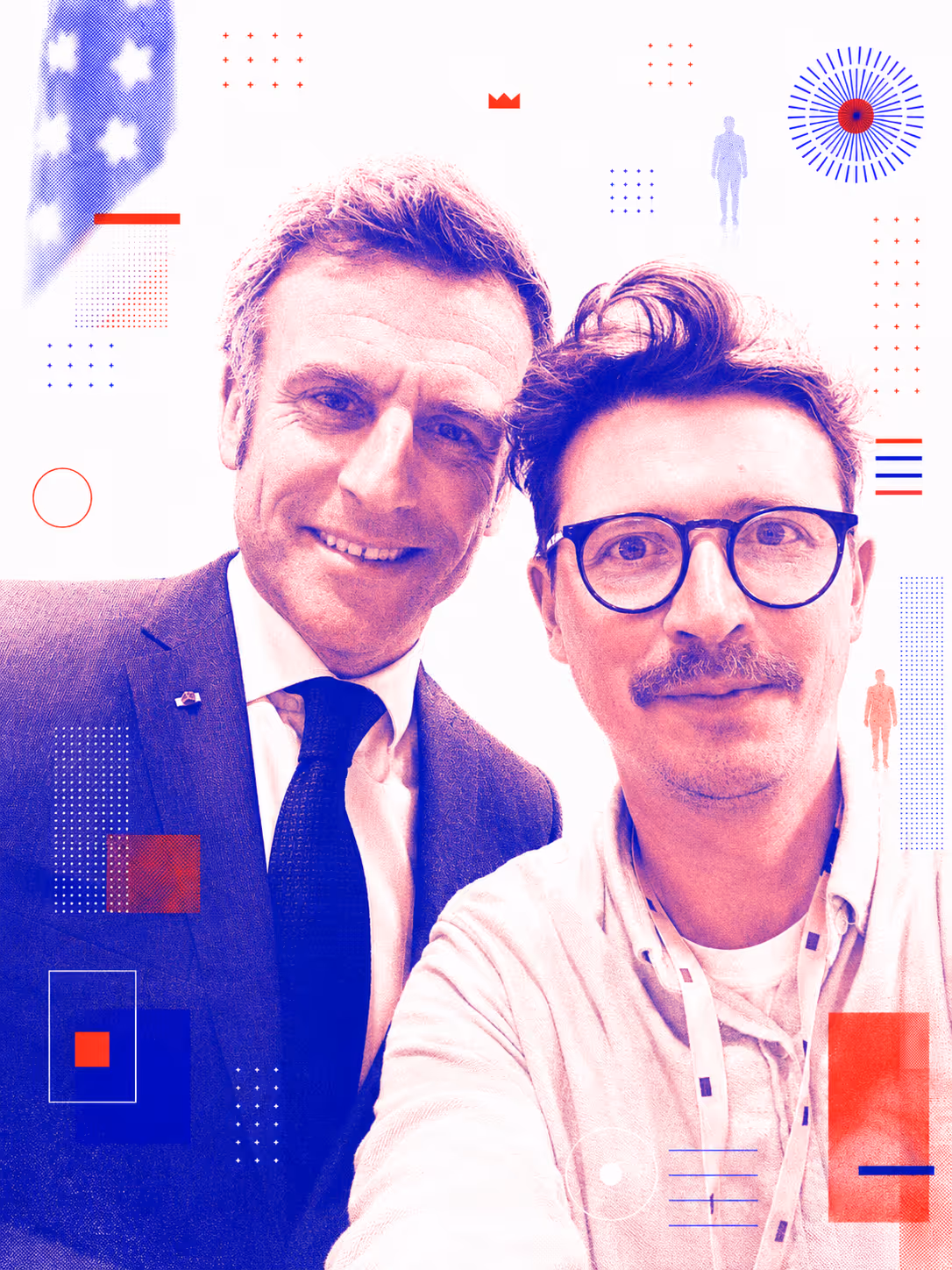 Selfie d'Emmanuel Macron et Denis Kataev, traité en collage éditorial bichromique bleu-rouge