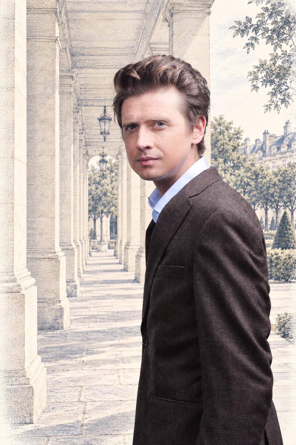 Denis Kataev, veste brune et chemise bleu clair, dans une galerie de pierre ouverte sur un jardin.