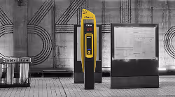 Validateur jaune pour tickets de métro sur un quai avec panneau d'information à Paris.