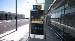 Borne d'information et d'accessibilité pour personnes handicapées à un arrêt de transport urbain.