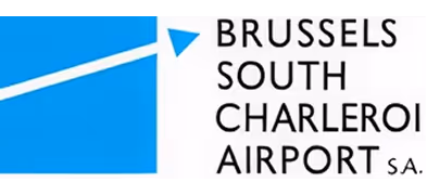 Logo de Brussels South Charleroi Airport avec une flèche bleue pointant vers la droite.