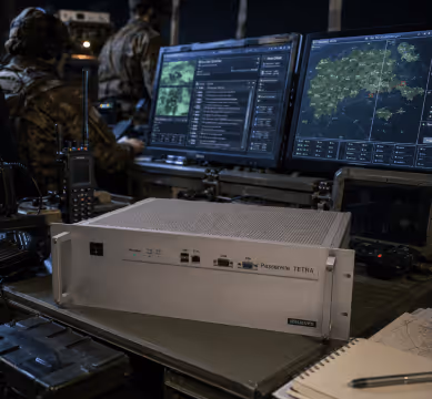 Equipement militaire Password TETRA avec deux écrans montrant des cartes et données tactiques.
