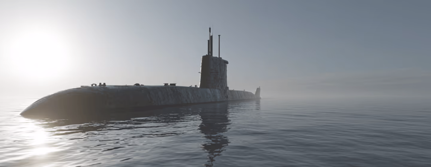 Sous-marin militaire flottant sur une mer calme au lever du soleil.