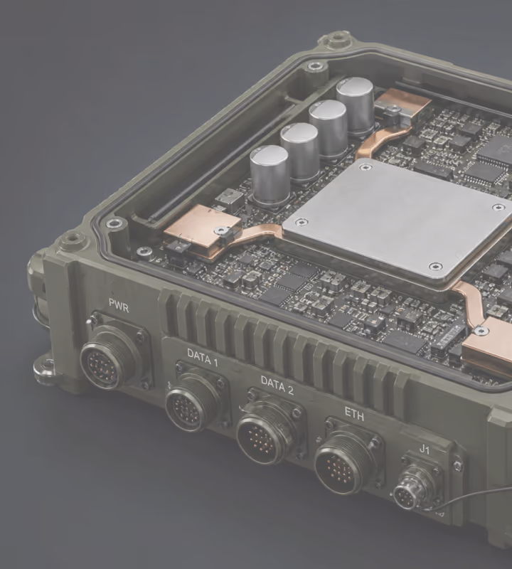 Boîtier électronique militaire avec circuits imprimés et connecteurs PWR, DATA 1, DATA 2, ETH, et J1.