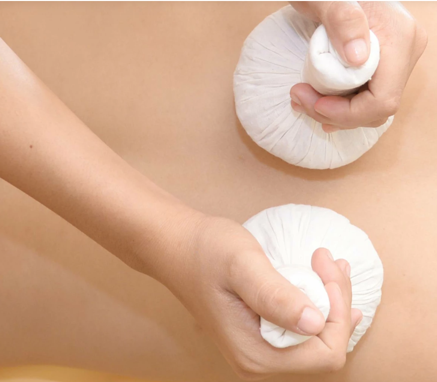 Thaimassage med örtbollar — Golden Sabai