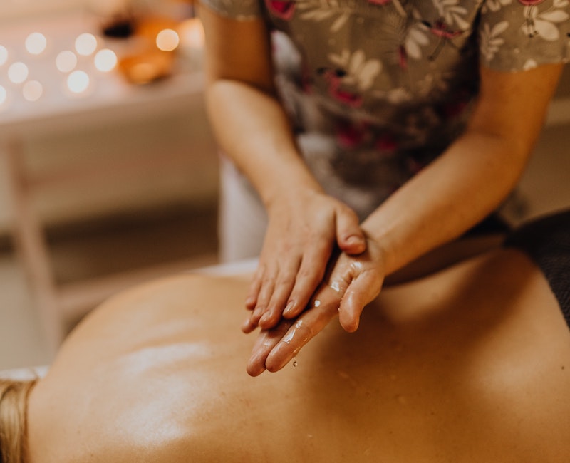 Oljemassage — Golden Sabai Stockholm