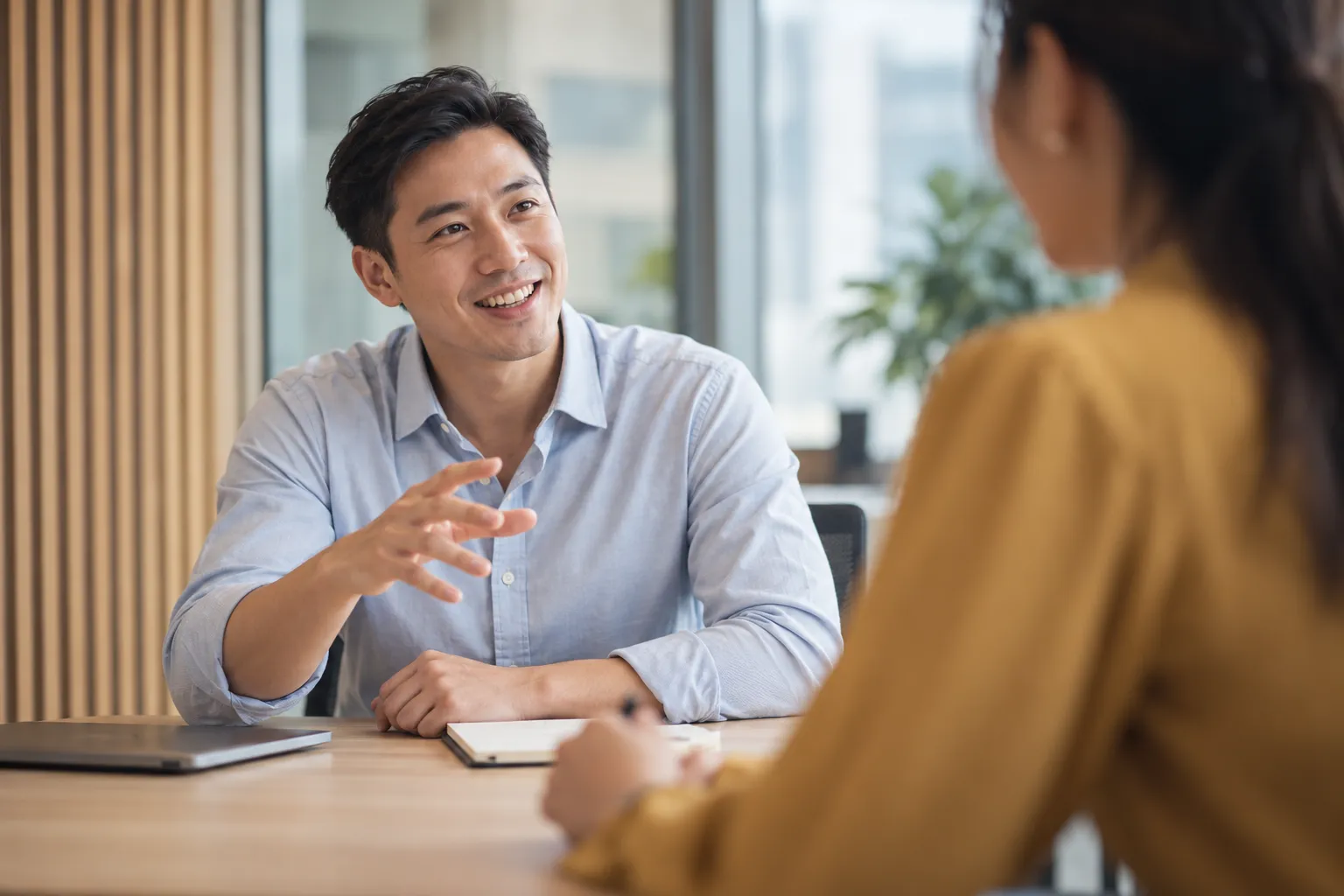 A welcoming recruitment conversation with an HR professional.