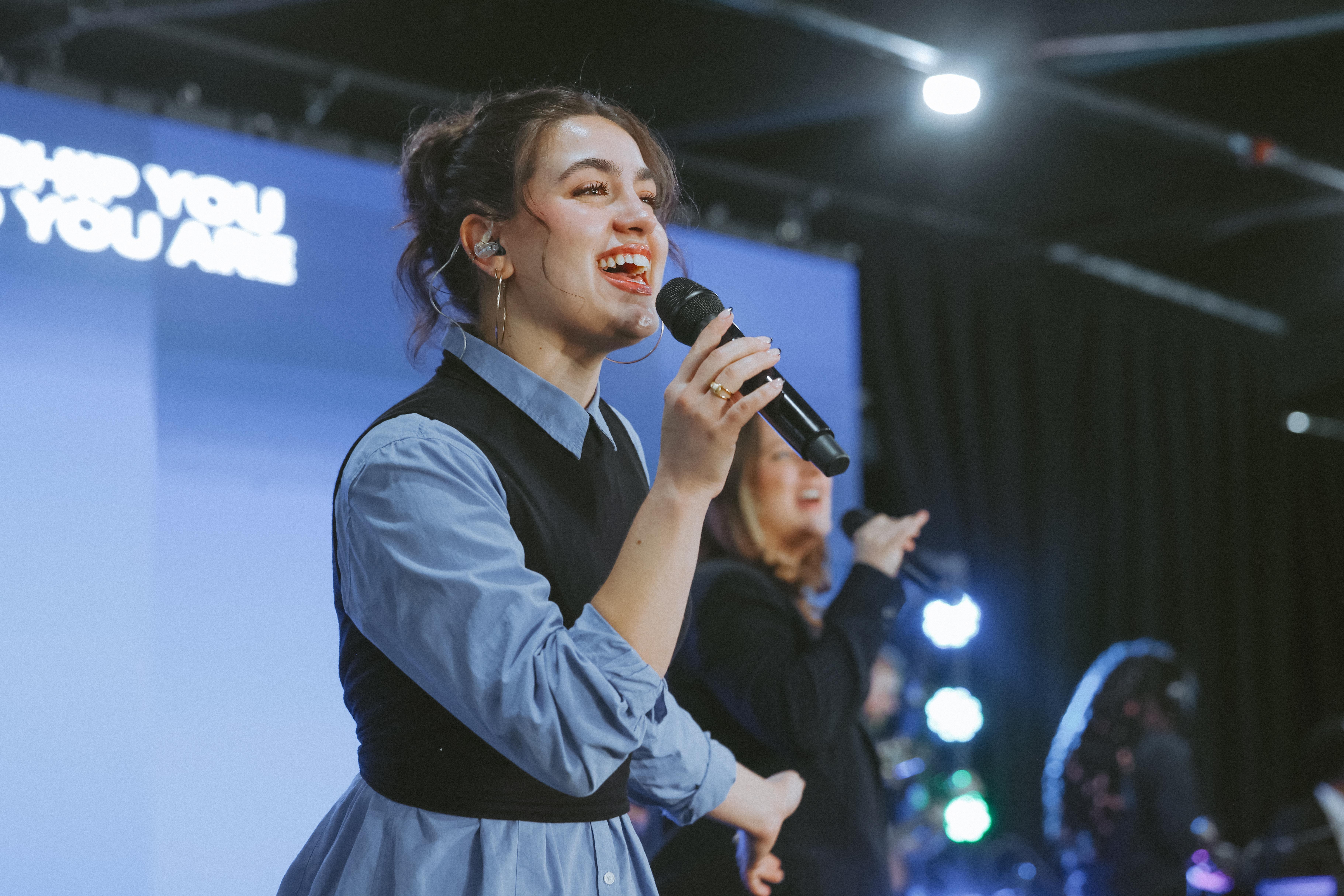 RTSW student leading worship