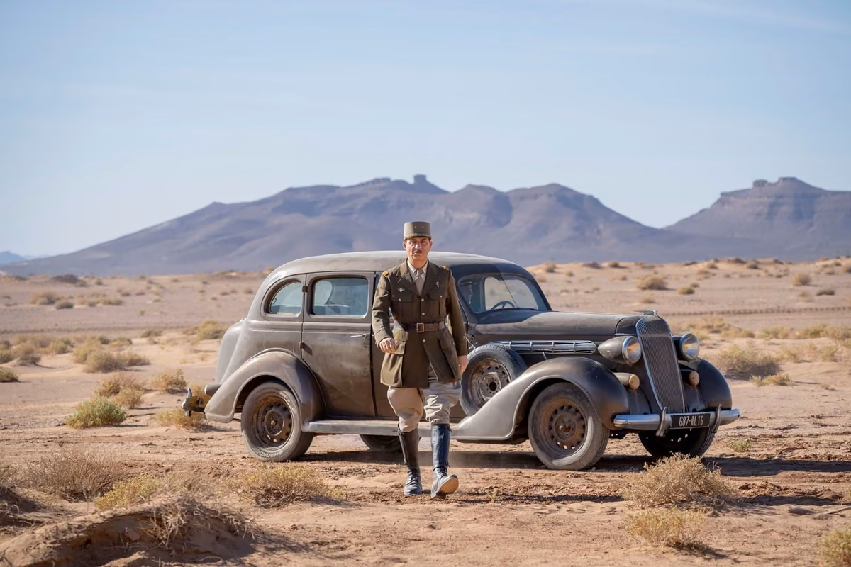 Simon Abkarian en de Gaulle devant une voiture, dans le désert, image du film