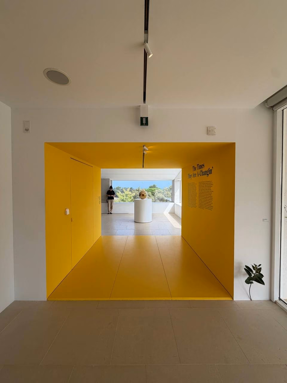 La salle jaune de la Villa Carmignac