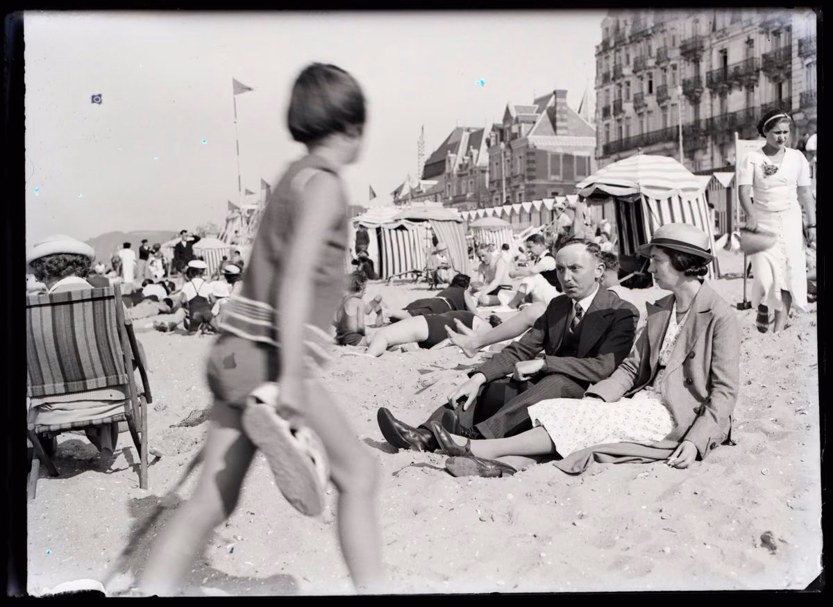 Baigneurs sur la plage de Cabourg, été 1936
