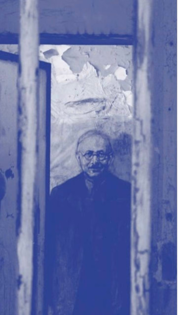 Le portrait de Marc Bloch, en bleu, affiché pour la cérémonie
