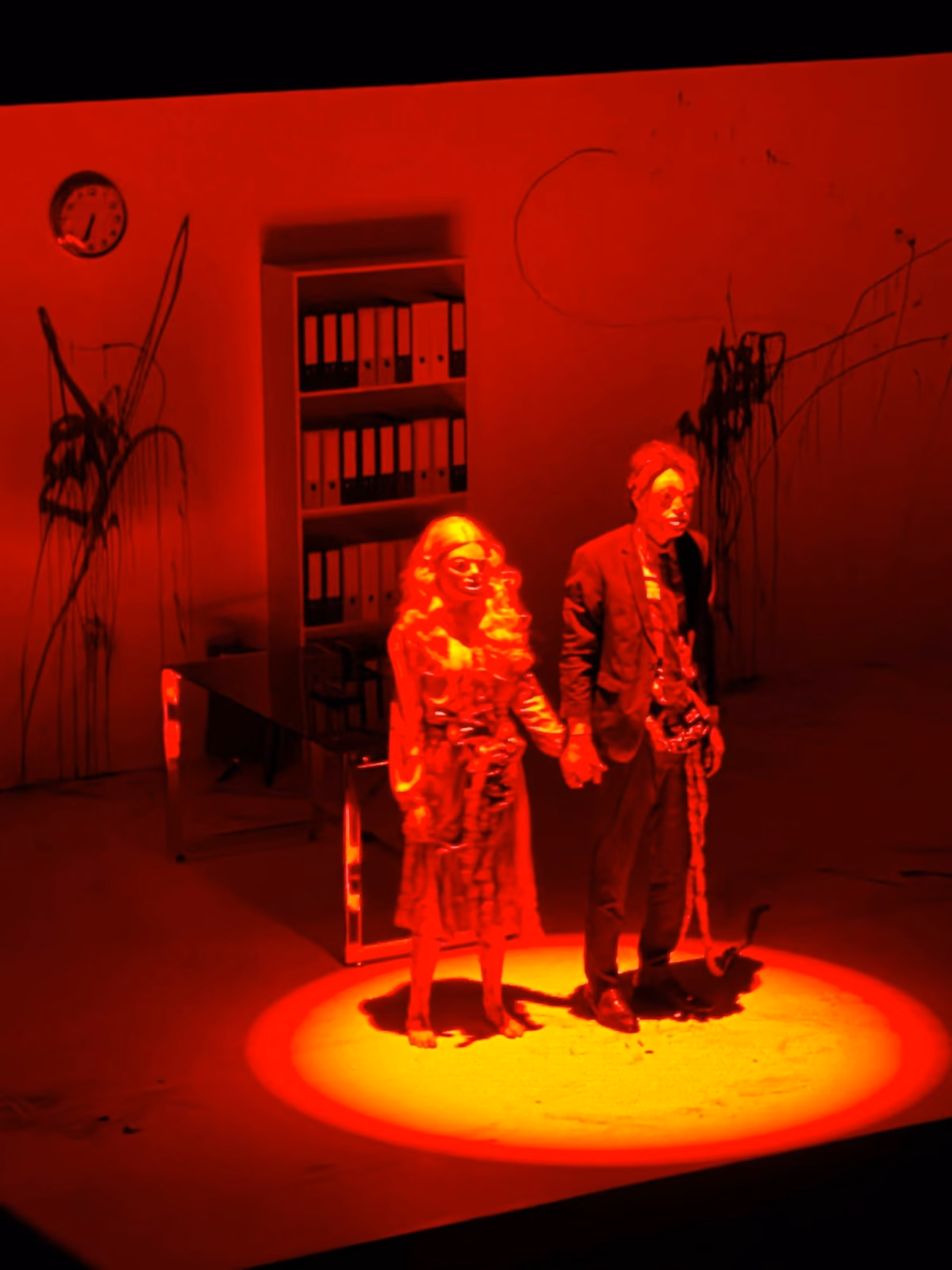 Les deux comédiens sous la lumière rouge