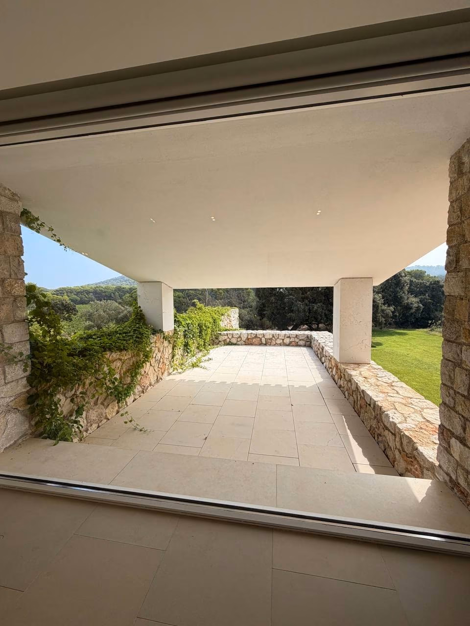La terrasse de la villa, ouverte sur les pins
