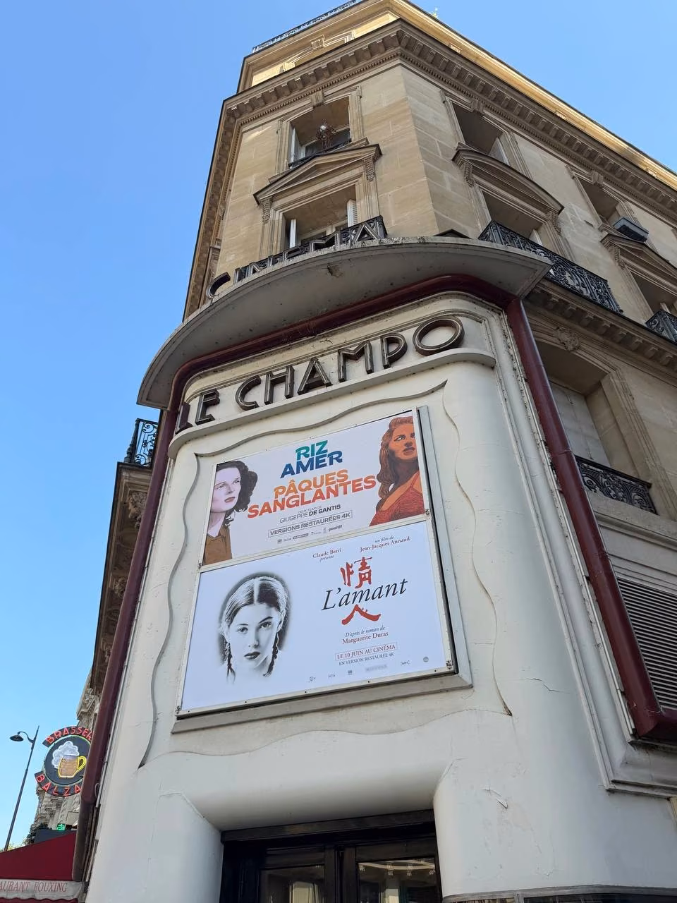 La façade du Champo, rue des Écoles, avec l’affiche de « L’Amant »