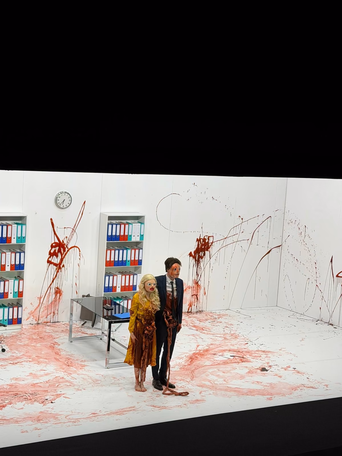 La scène couverte de rouge, à la fin du spectacle
