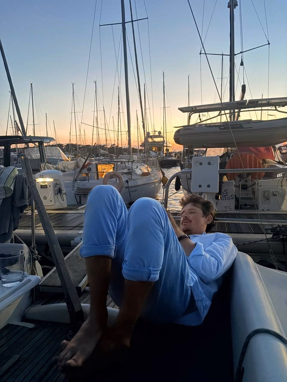 Sur le pont d’un voilier, au port, le soir