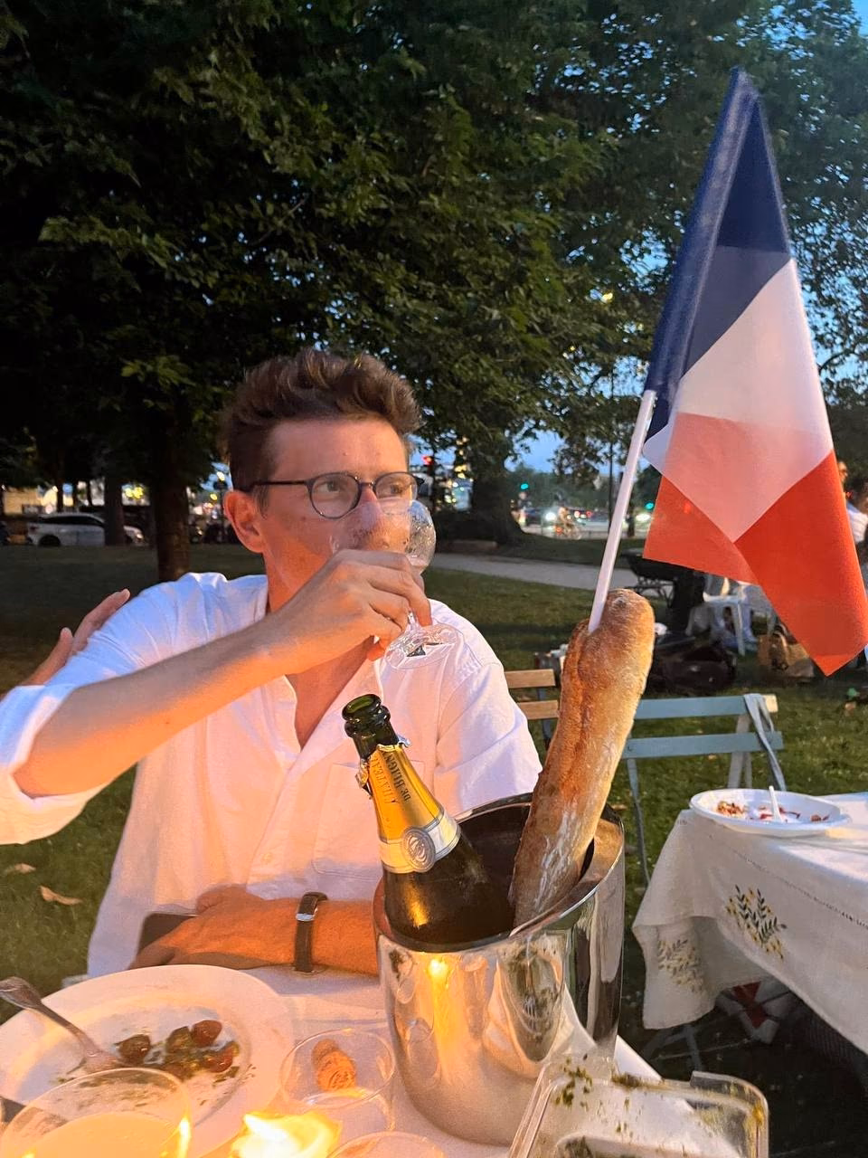 Denis Kataev au Dîner en Blanc, champagne et drapeau tricolore