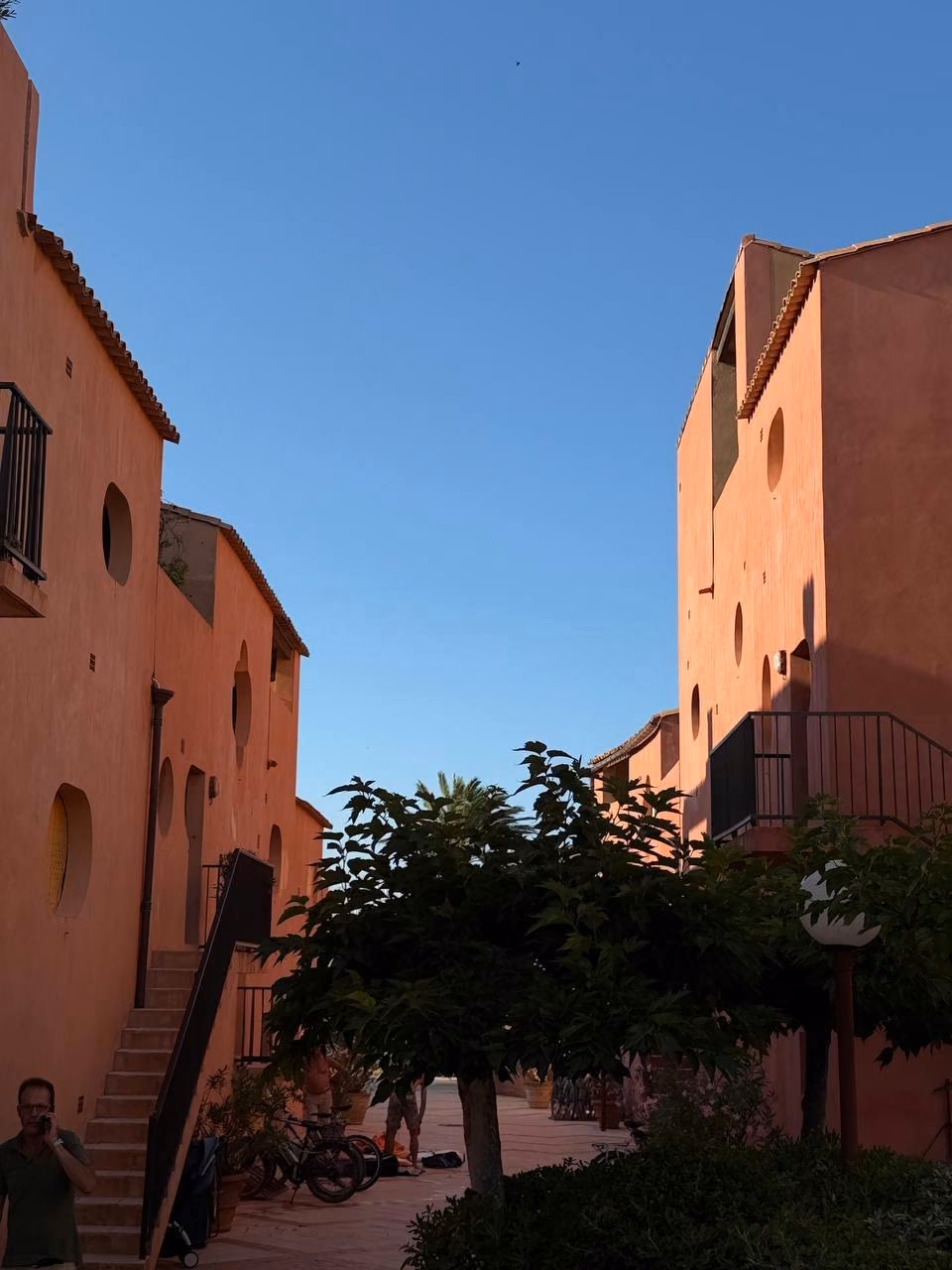 Une ruelle du village, façades ocre