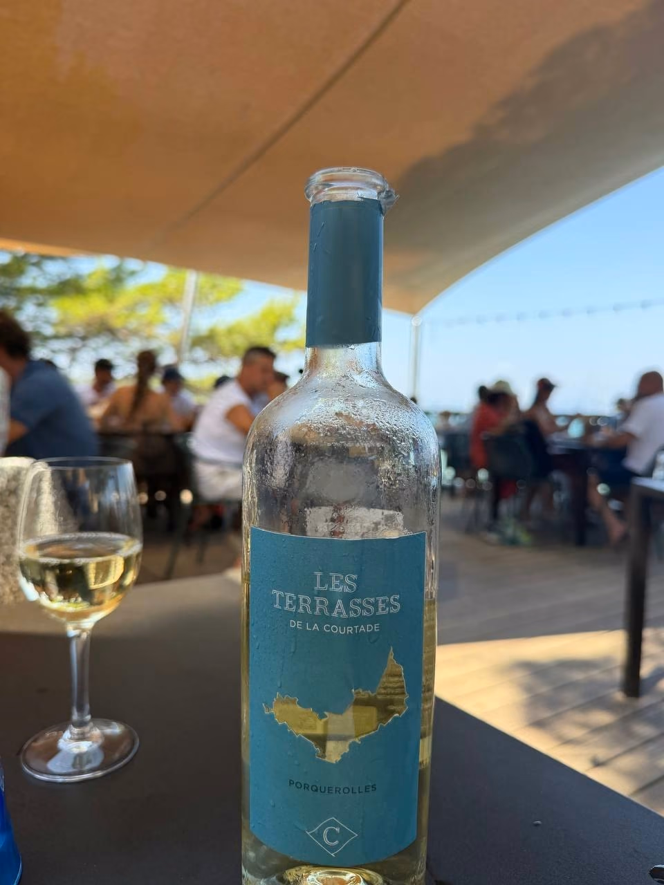 Un verre de blanc de l’île, cuvée Les Terrasses