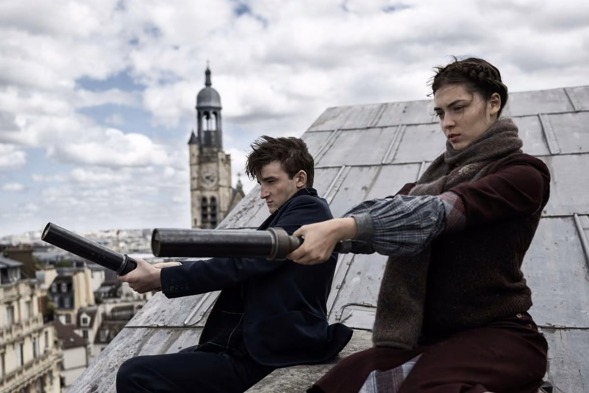 Deux résistants sur les toits de Paris, image du film