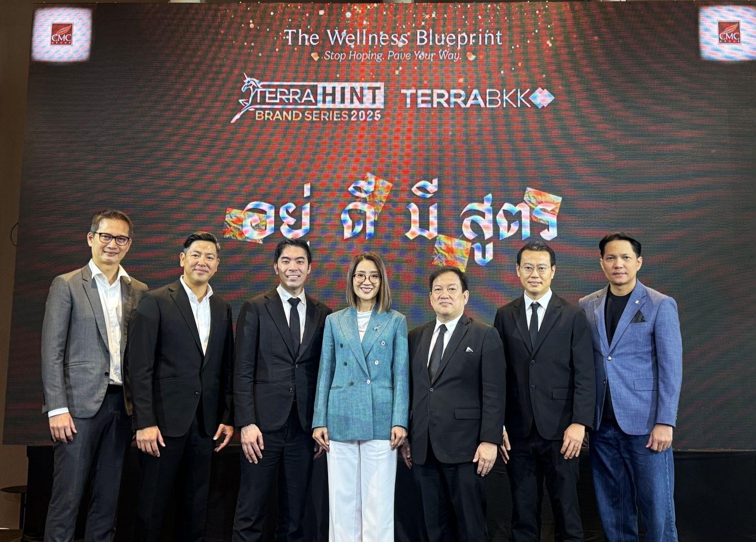 A group of people standing in front of a screenAI-generated content may be incorrect.