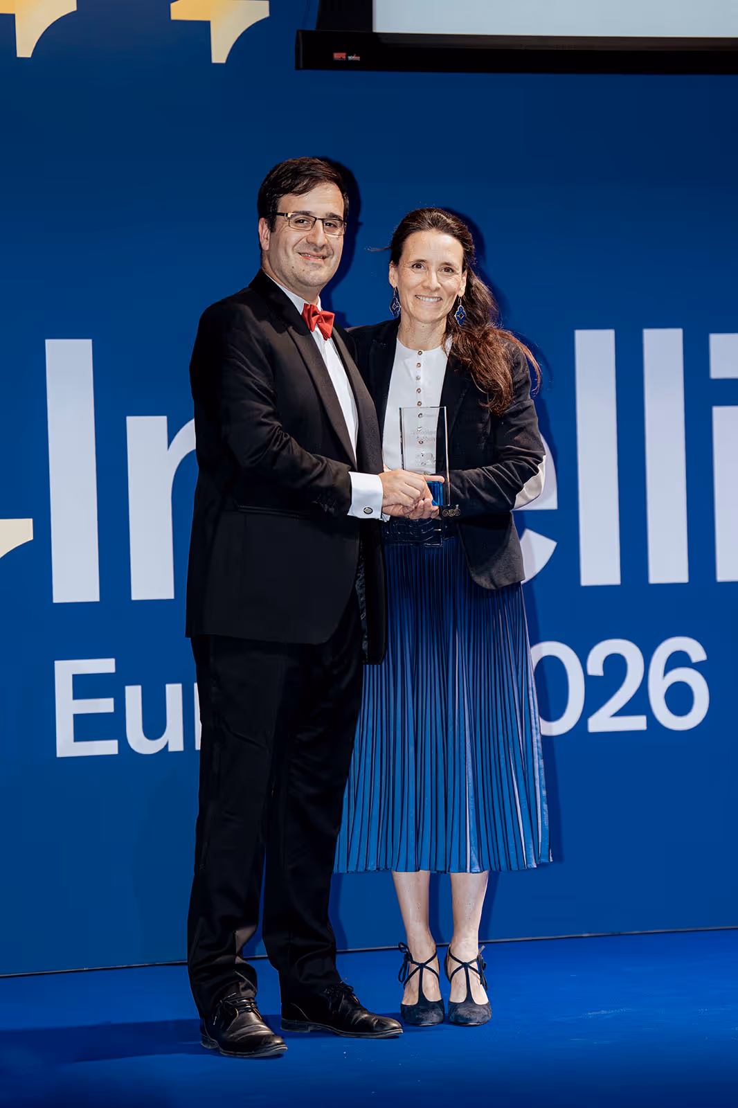 Tiago Fernandes presenting the Hall of Fame Award to Véronique Sabbah at SPI Europe 2026, the Structured Products Conference.